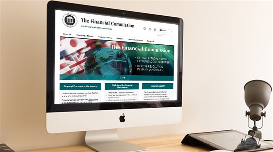 大阪世博会中国馆举行升旗仪式,五星红旗迎风飘扬!